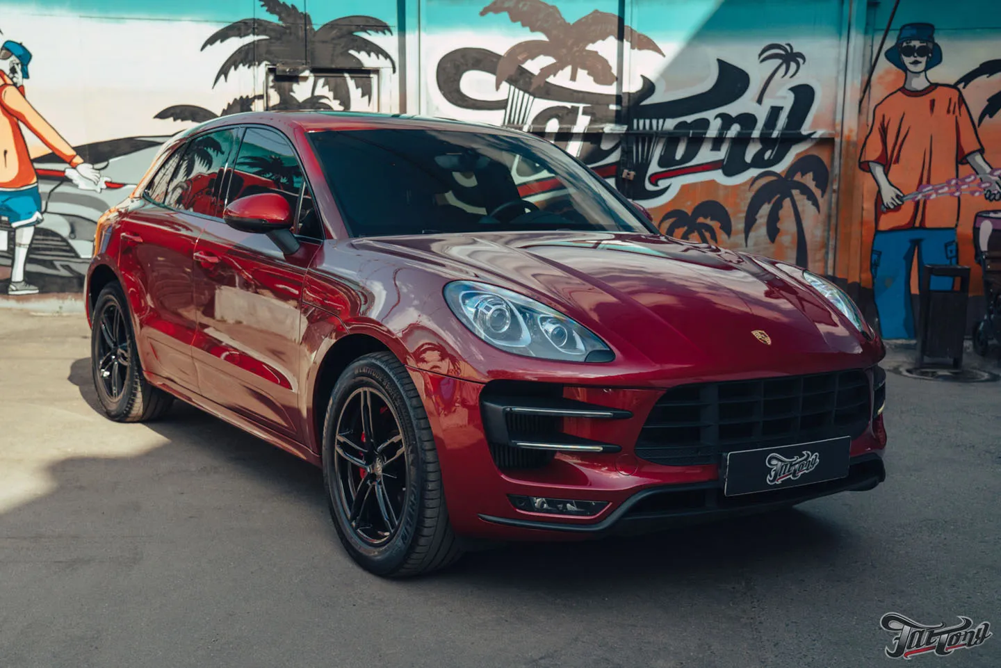 Оклейка Porsche Macan полиуретаном, антихром, окрас дисков, шиномонтаж на стендах Hunter и детейлинг